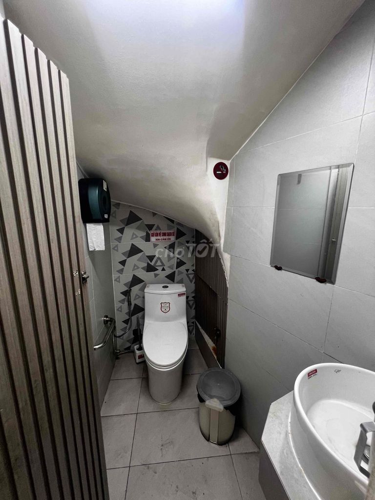 Rent a house. Bridge market. 7 meters x 20 meters. One floor. A bedroom. It's 12 million.