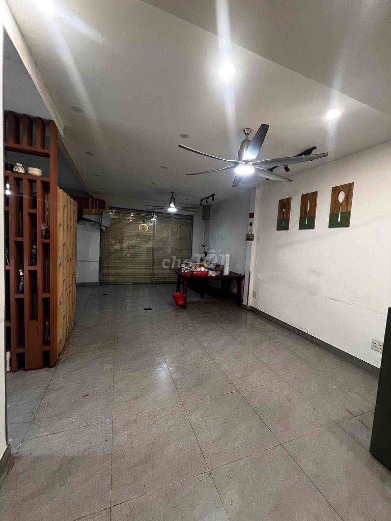 Rent a house. Bridge market. 7 meters x 20 meters. One floor. A bedroom. It's 12 million.