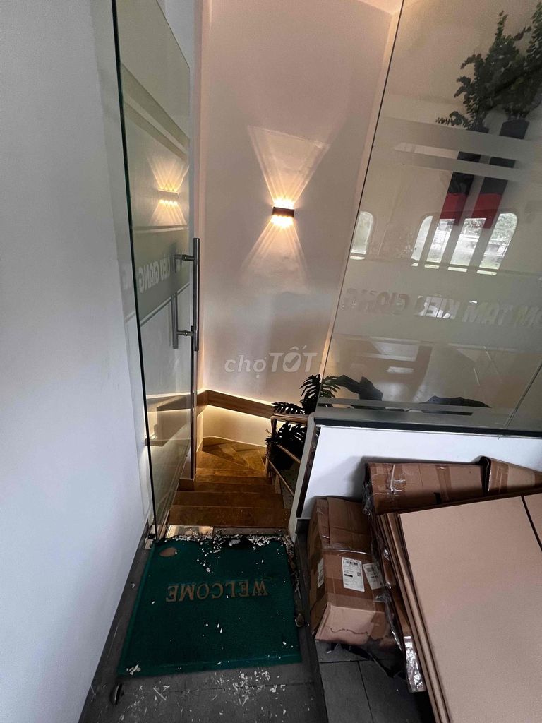 Rent a house. Bridge market. 7 meters x 20 meters. One floor. A bedroom. It's 12 million.