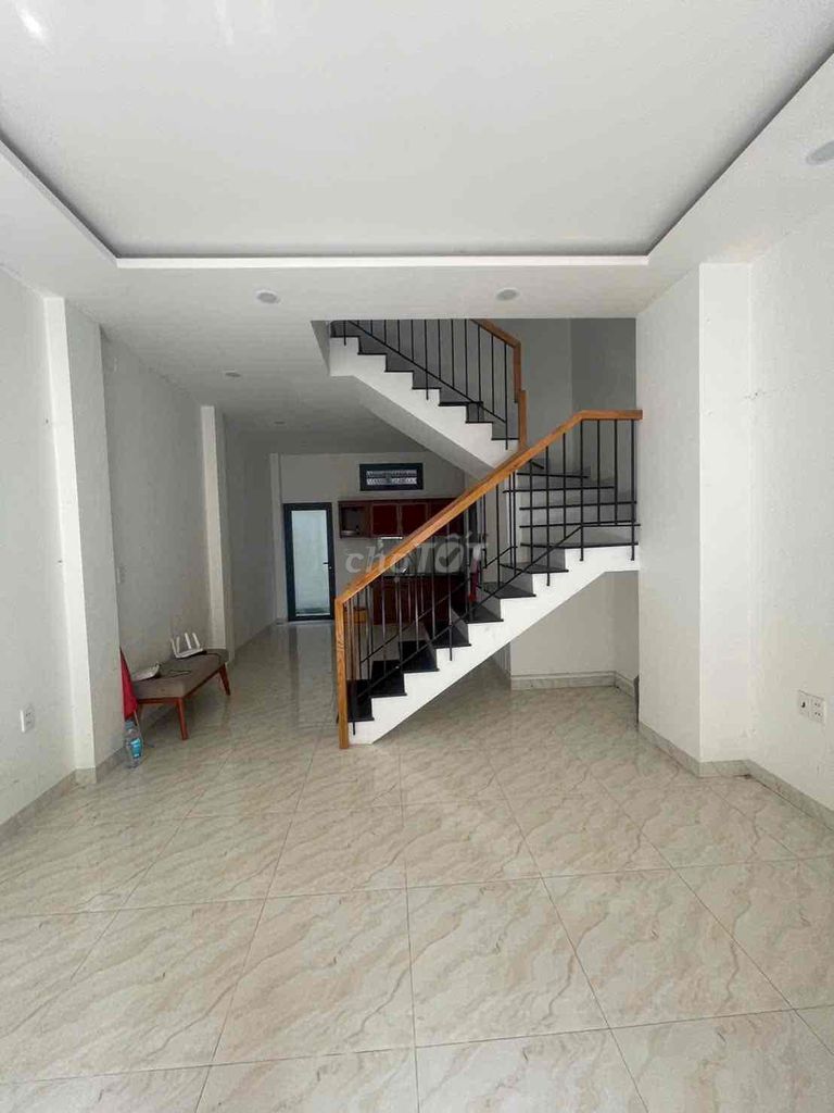 We're renting a five-room apartment. Five toilets.