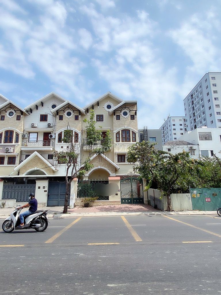 The front of Phú Thuận is 30 M-- that's equal to 8 M is beautiful-- there's an elevator.