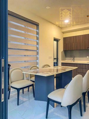 Three bedrooms, three bathrooms, 121 M2 full of furniture, 28 million.
