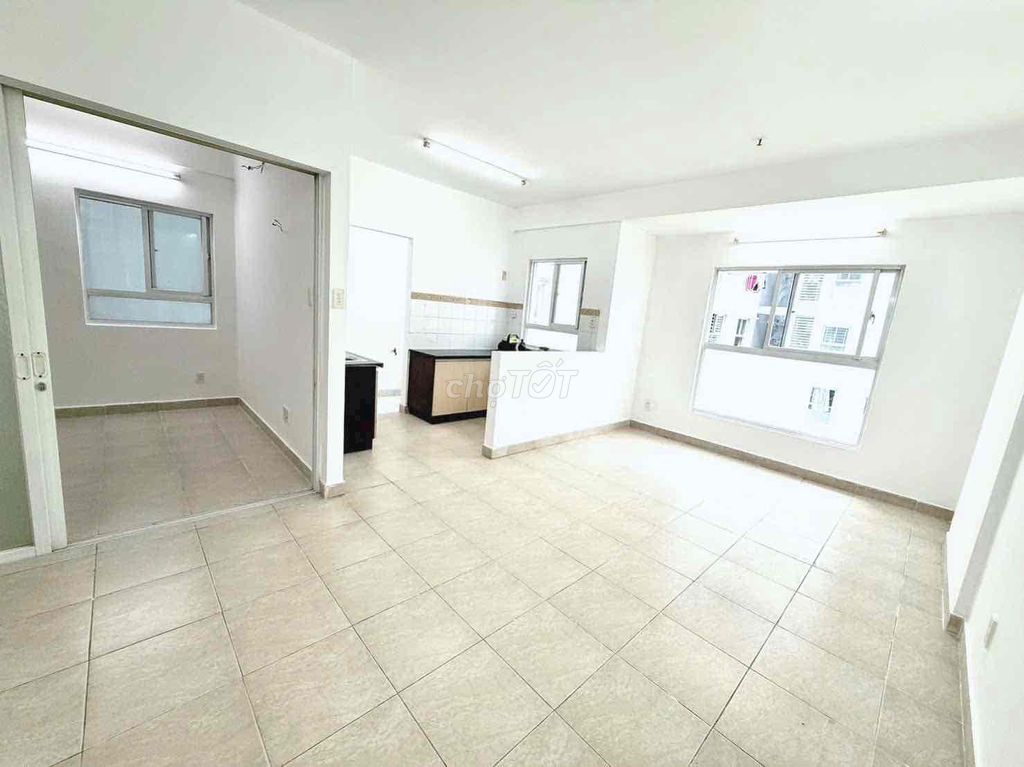 Rent EHome 3 apartment. A bathroom.