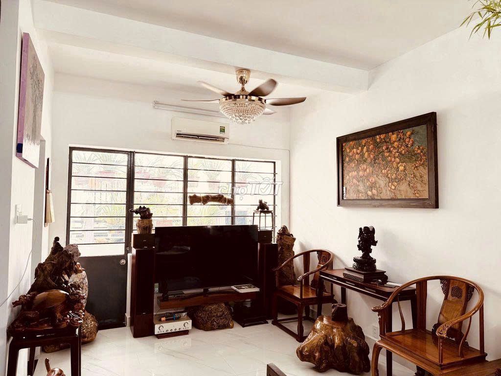 The owner rented the apartment 590 August revolutions.