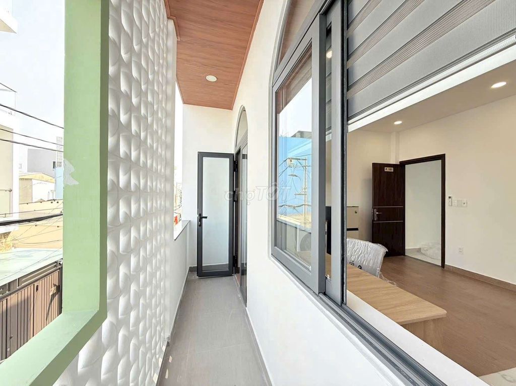 apartment 30 meters full interior, balcony right at Nguyễn Văn Thương.