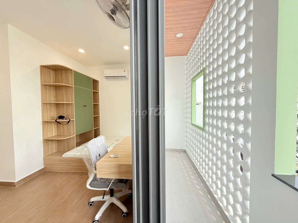 apartment 30 meters full interior, balcony right at Nguyễn Văn Thương.