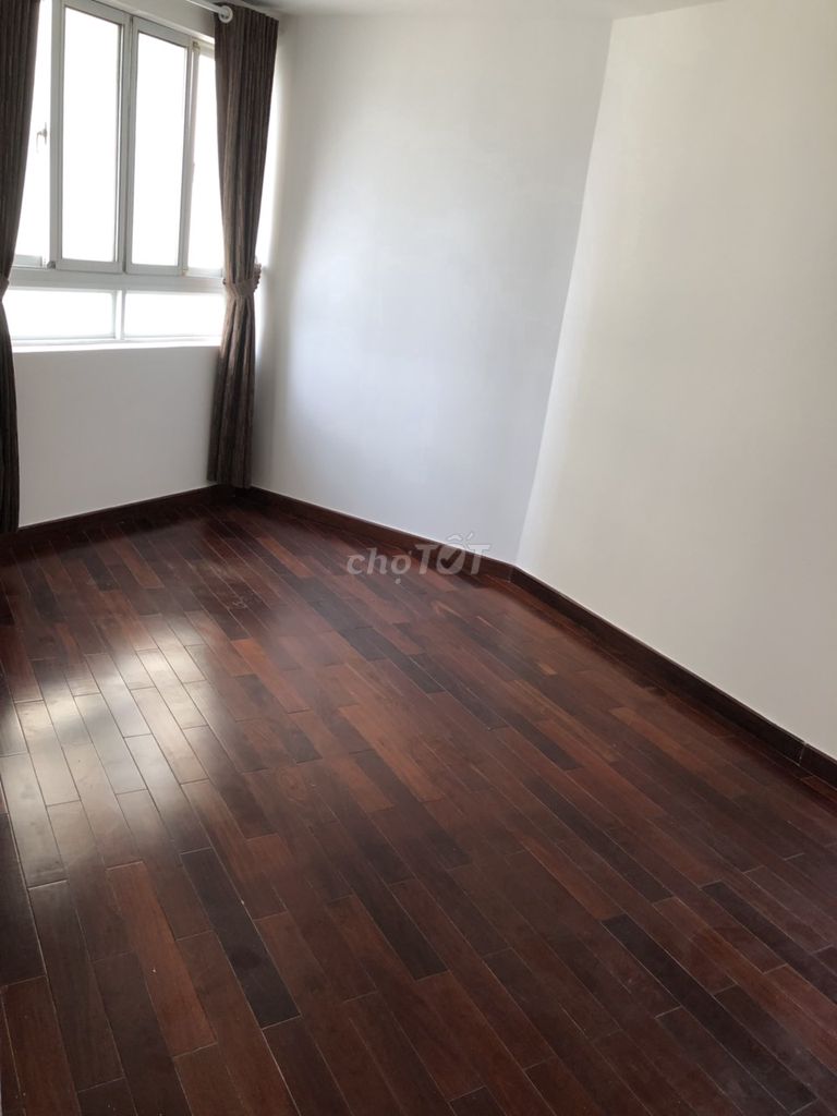 It's the owner of the Hùng Vương Plaza building district 5 – 130 M2 (3 bedroom - 3 toilets)