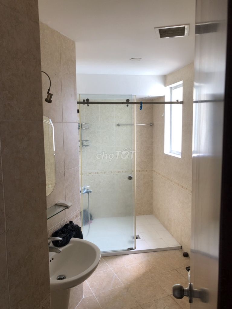 It's the owner of the Hùng Vương Plaza building district 5 – 130 M2 (3 bedroom - 3 toilets)