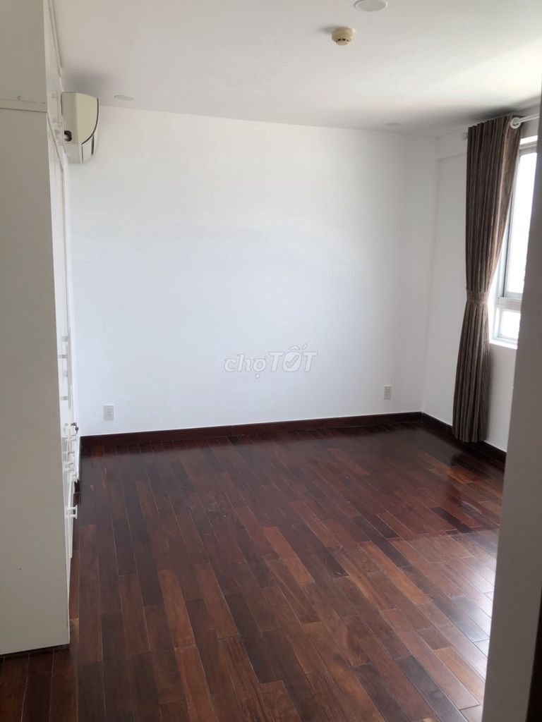 It's the owner of the Hùng Vương Plaza building district 5 – 130 M2 (3 bedroom - 3 toilets)