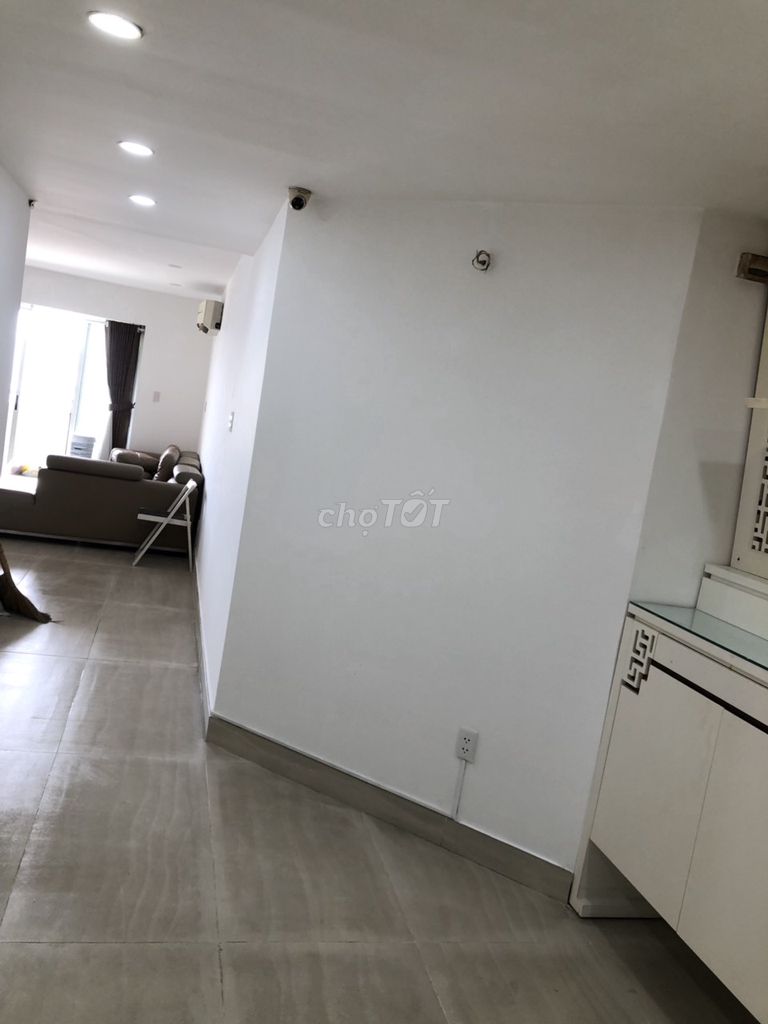 It's the owner of the Hùng Vương Plaza building district 5 – 130 M2 (3 bedroom - 3 toilets)