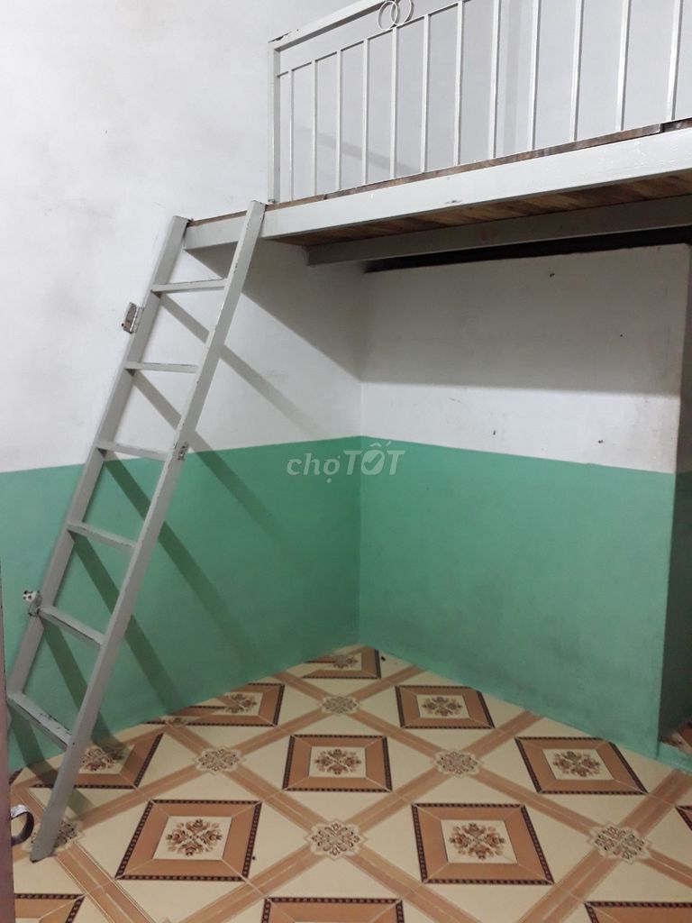 Rent an old Thủ Đức motel.