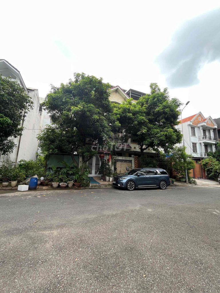Two-sided corner of the corner. Seven meters long. Twenty-seven-four-story-four-story. Just 35 million.