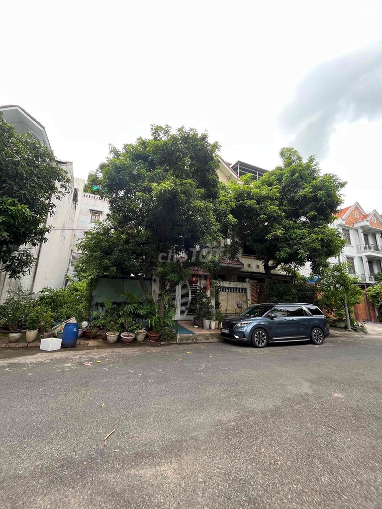 Two-sided corner of the corner. Seven meters long. Twenty-seven-four-story-four-story. Just 35 million.
