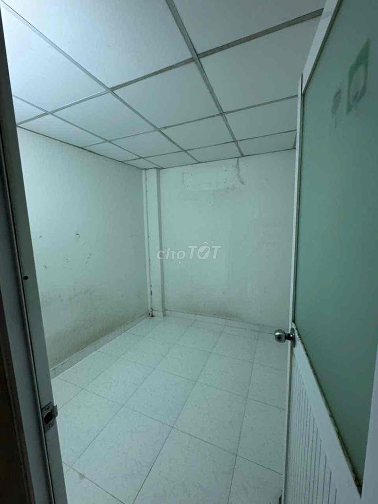 We're renting the entire apartment to the alley.
