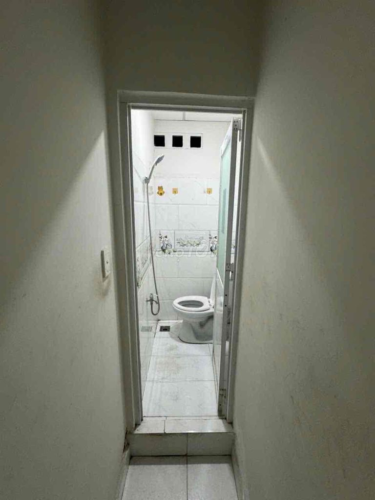 We're renting the entire apartment to the alley.