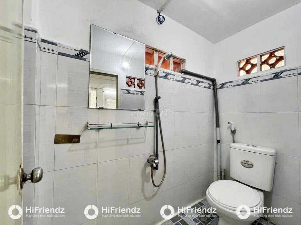 available air windows available near the shower floor - 11