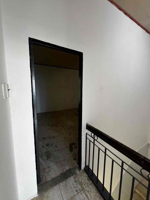 Rent a Nvq house. 5 meters x 30 meters. One floor. Three bedrooms. It's 25 million.