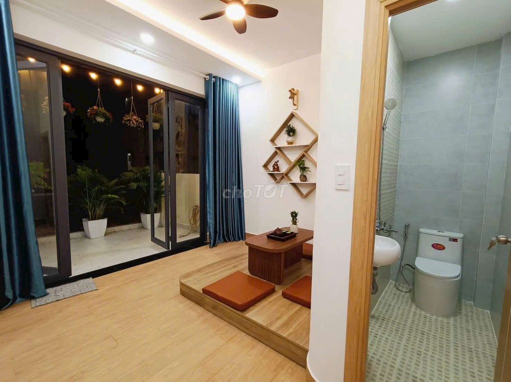 Rent the whole house across 6 meters.