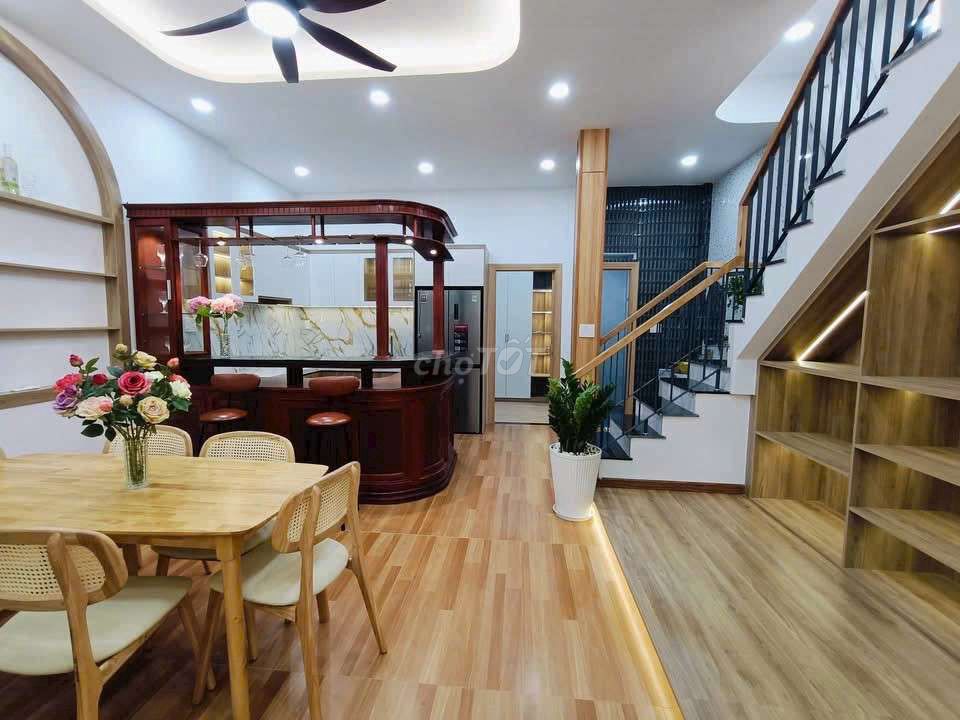 Rent the whole house across 6 meters.