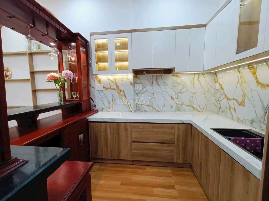 Rent the whole house across 6 meters.