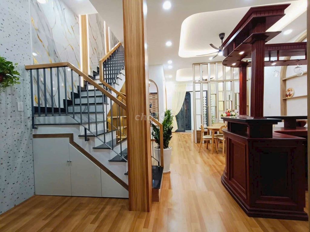 Rent the whole house across 6 meters.
