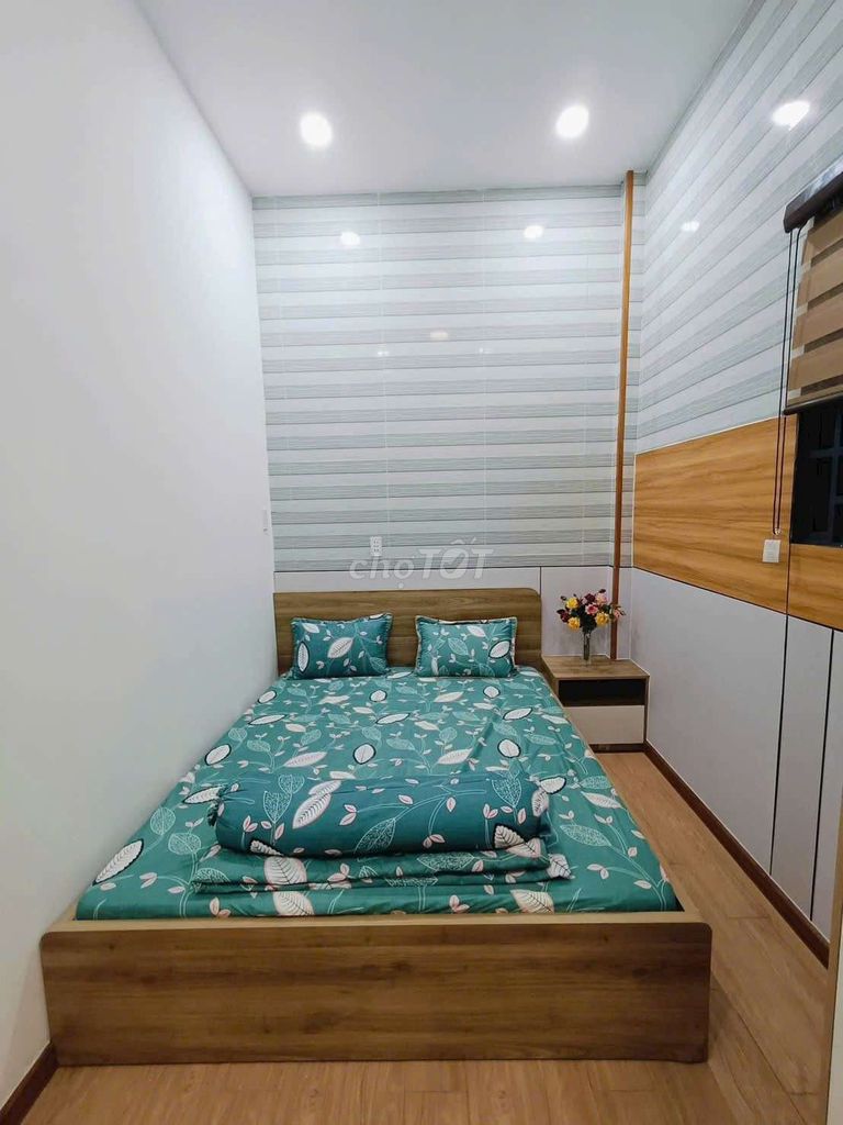Rent the whole house across 6 meters.