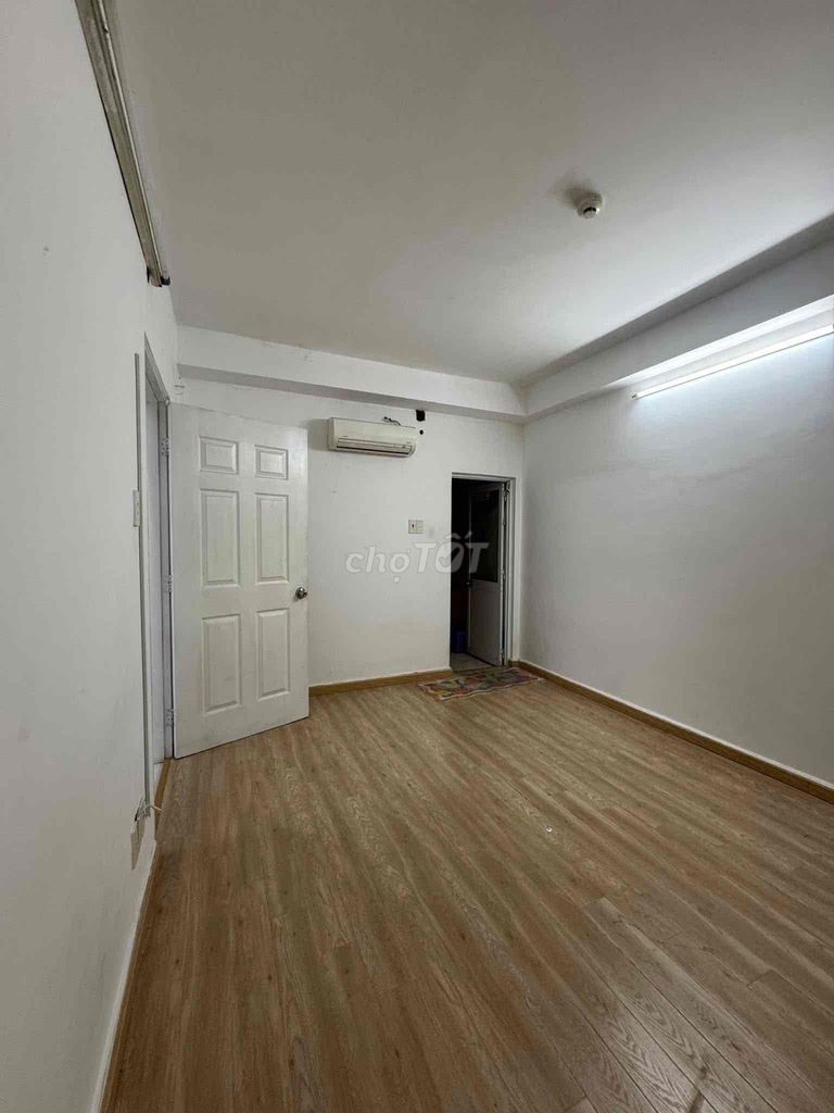 need to pop a master's room in his three bedroom with his own toilet.