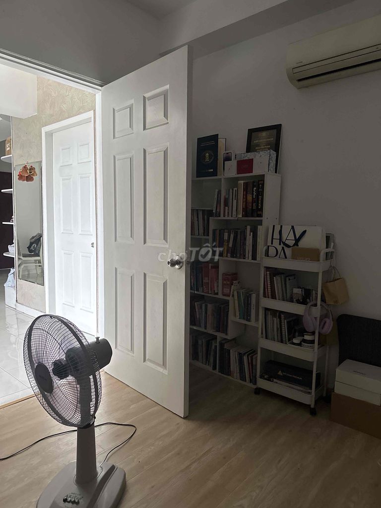 need to pop a master's room in his three bedroom with his own toilet.
