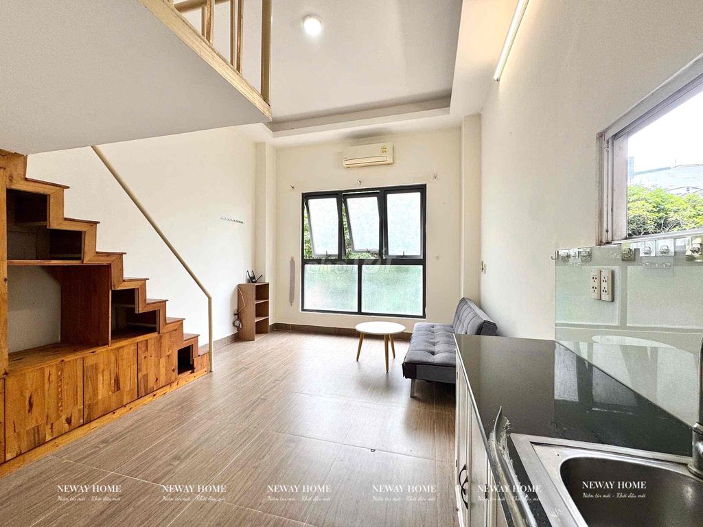 The super-wide Dupinx, the big window next to the Clique, through District 1, over 4, 8th.