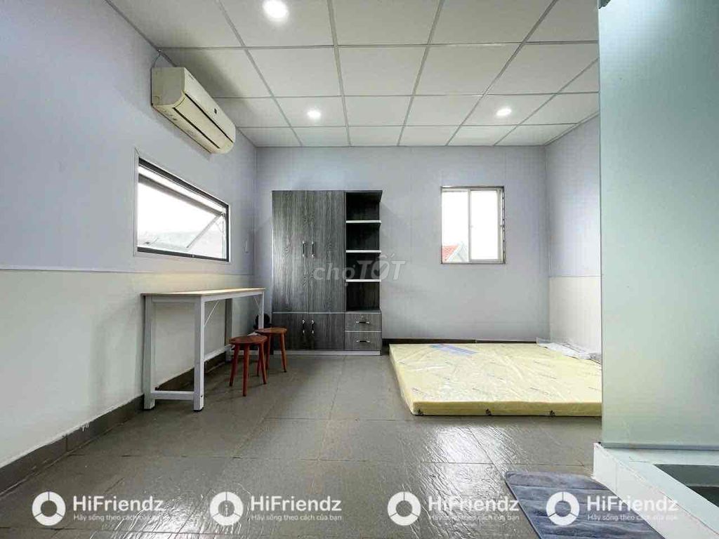 A full interior motel near the University of Hong Eagle.