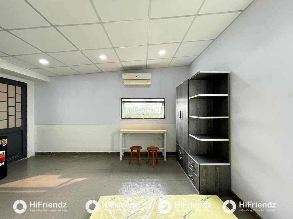 A full interior motel near the University of Hong Eagle.