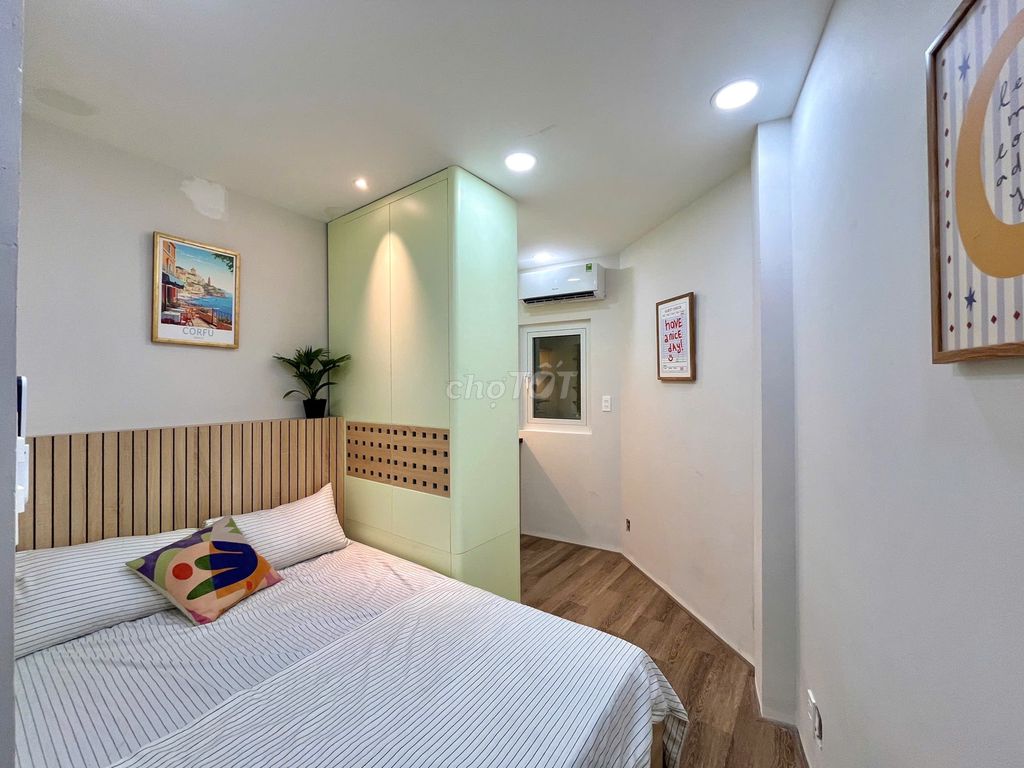 The owner of the fast rented little studio as cheap as he is