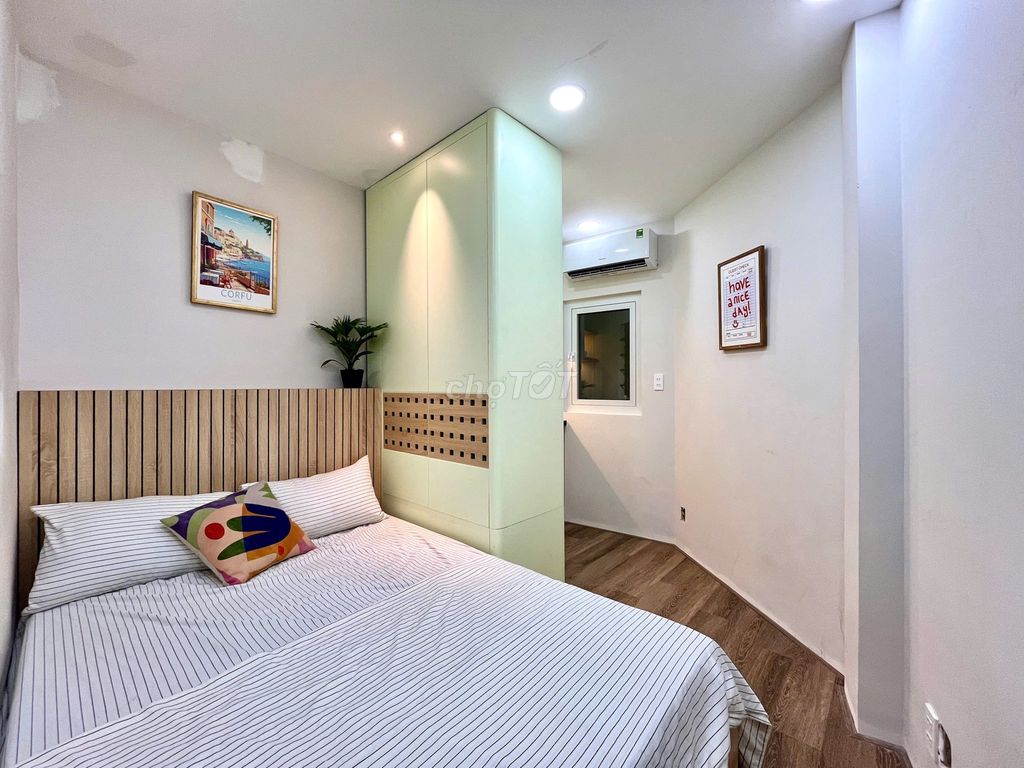 The owner of the fast rented little studio as cheap as he is