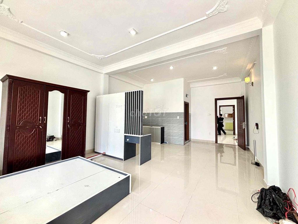 District 8 – full interior - balcony - 4 million5 - Entering