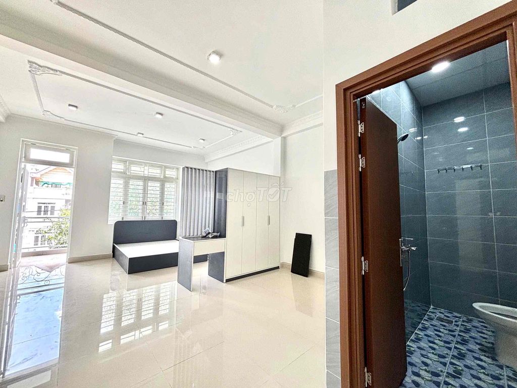 District 8 – full interior - balcony - 4 million5 - Entering
