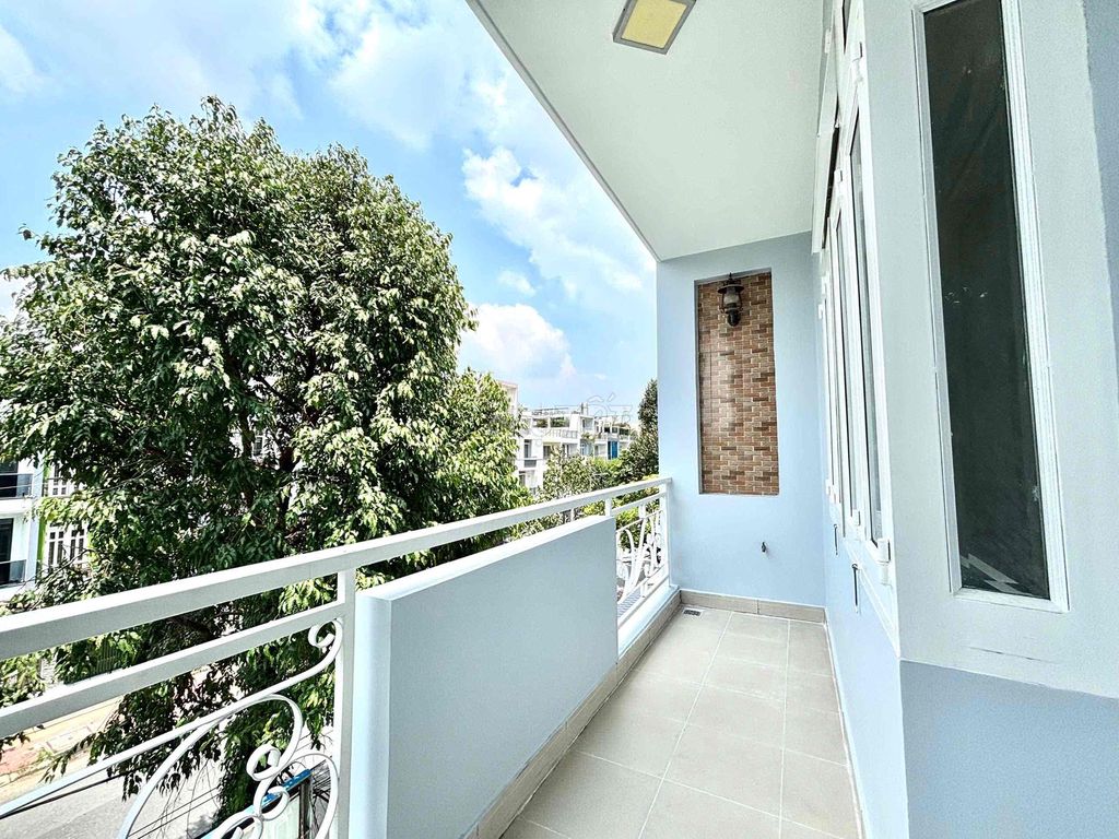 District 8 – full interior - balcony - 4 million5 - Entering