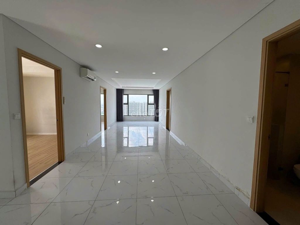 117 meters2, corner, 3 bedroom, C/c Oriental Plaza -Tân Phú rents 13 million a month.
