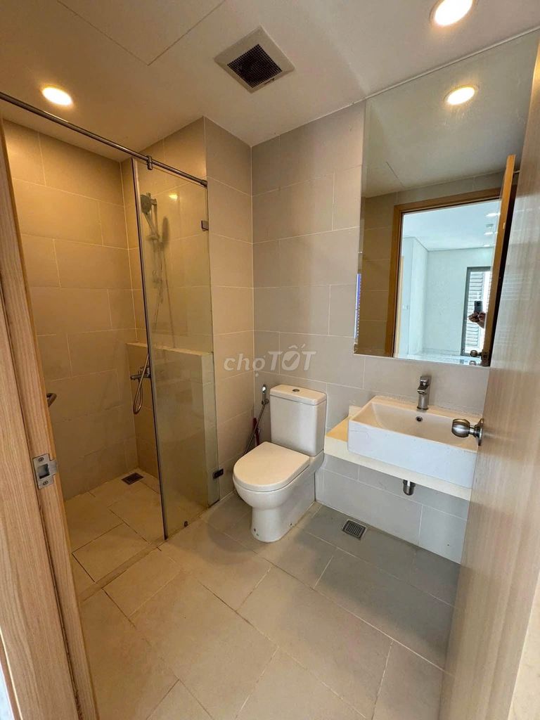 117 meters2, corner, 3 bedroom, C/c Oriental Plaza -Tân Phú rents 13 million a month.