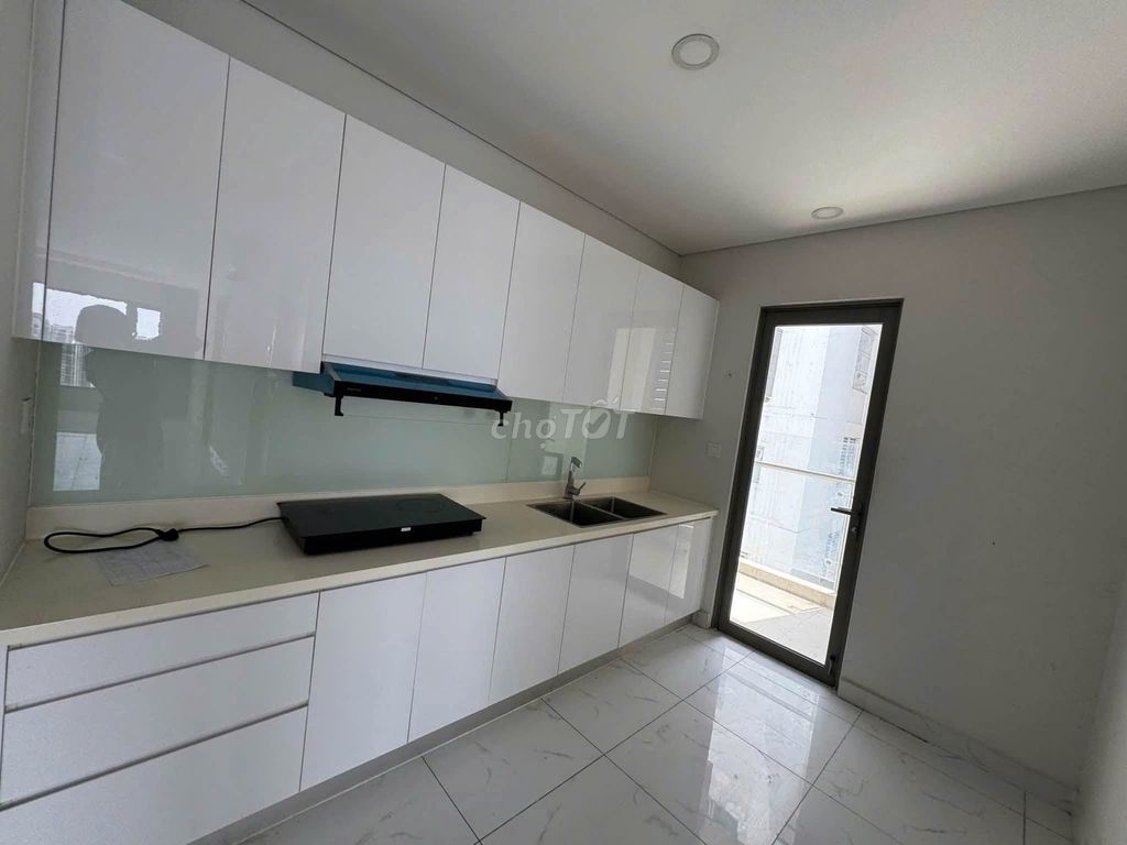 117 meters2, corner, 3 bedroom, C/c Oriental Plaza -Tân Phú rents 13 million a month.