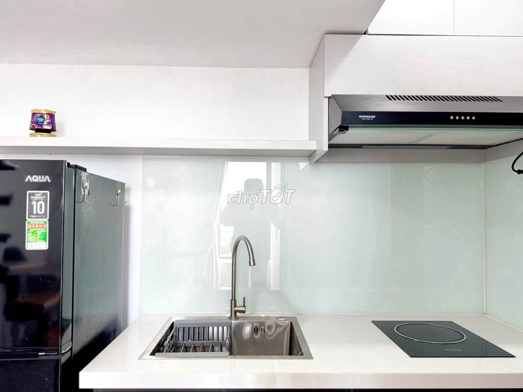 It's the owner who rents the service apartment. The elevator is a one-room-two bedroom.