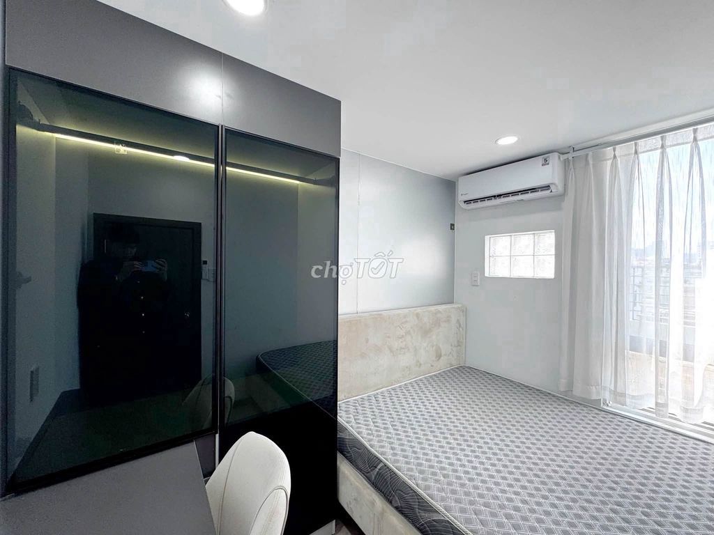 It's the owner who rents the service apartment. The elevator is a one-room-two bedroom.