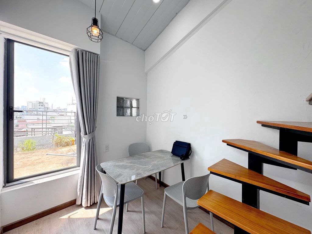 It's the owner who rents the service apartment. The elevator is a one-room-two bedroom.