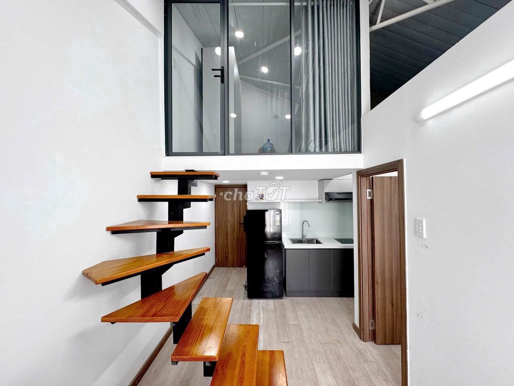 It's the owner who rents the service apartment. The elevator is a one-room-two bedroom.
