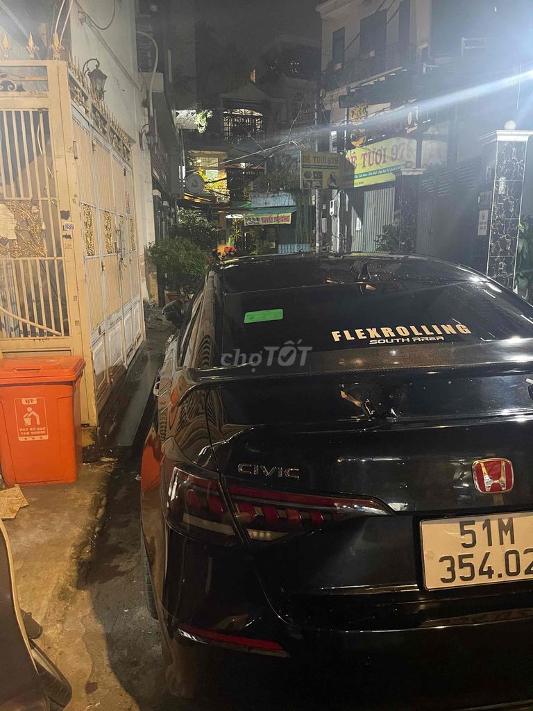 Rent Lý Thường Kiệt 3.3 x10. 1 float. 2 rooftop 3 bedroom 3 toilets.