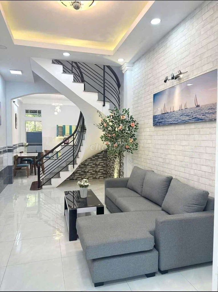 Nice house. Cars are on the way to the beach. Watergate 5 District 8
