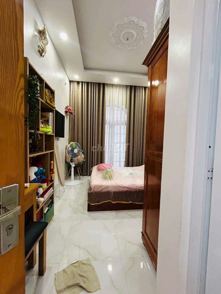 I'll rent you a nice two-story bedroom. Two toilets.