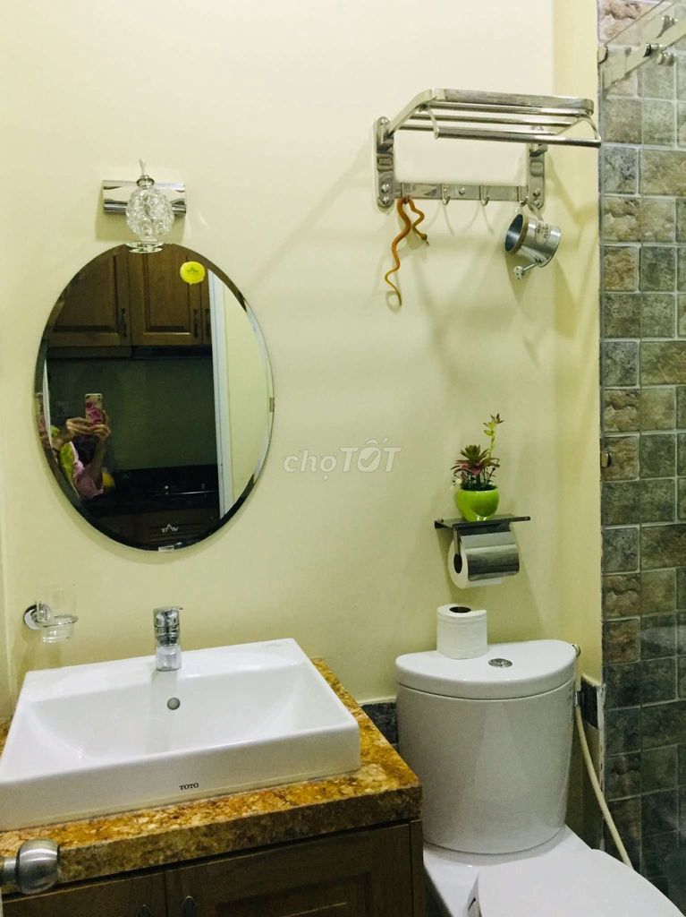 I'll rent you a nice two-story bedroom. Two toilets.