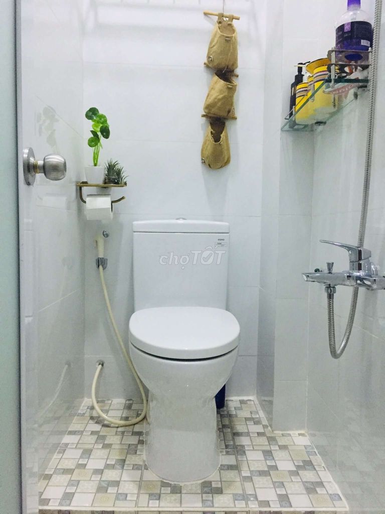 I'll rent you a nice two-story bedroom. Two toilets.