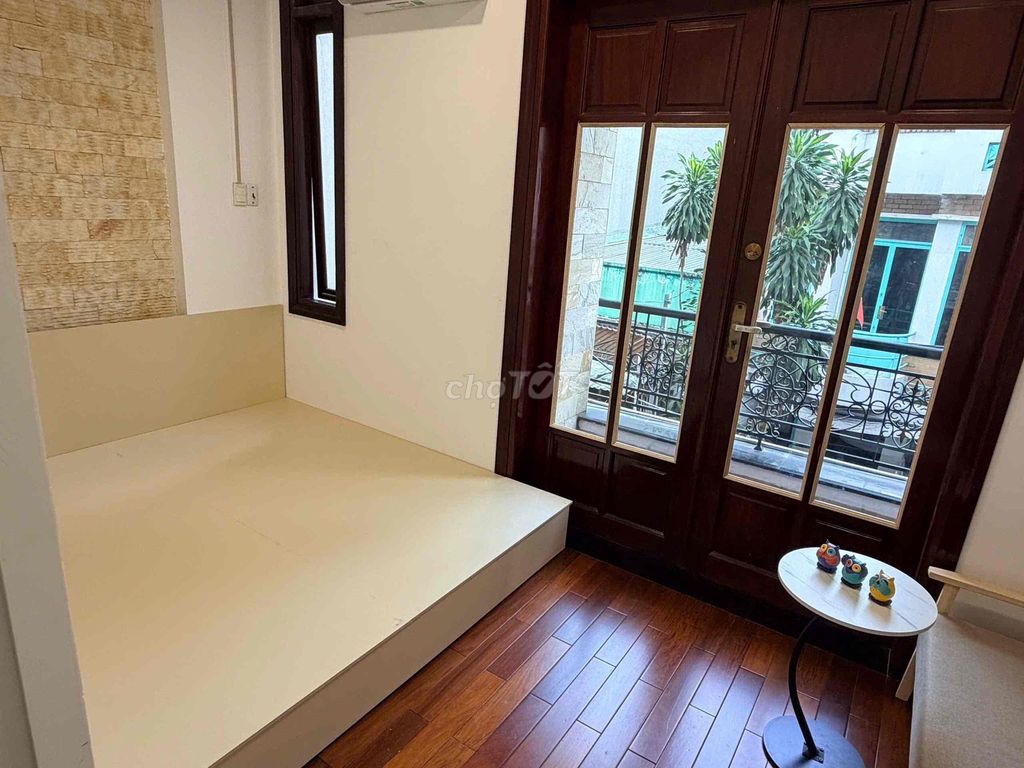 One bedroom has a new ballcon full Nguyễn Cửu Vân interior.