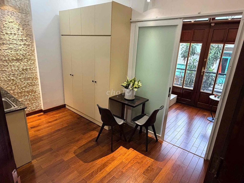 One bedroom has a new ballcon full Nguyễn Cửu Vân interior.